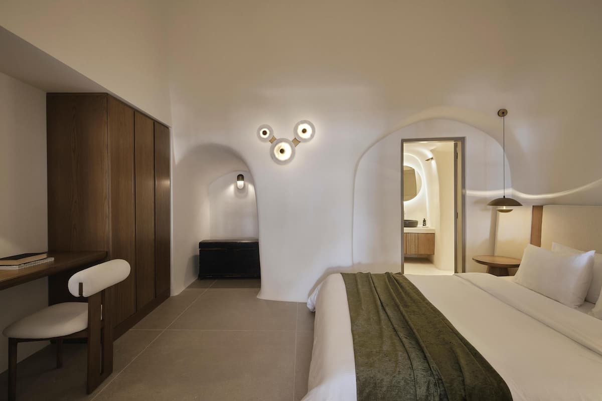 Suite, 2 Bedrooms | Cadar kapas Mesir, katil Tempur-Pedic, bar mini, peti besi dalam bilik