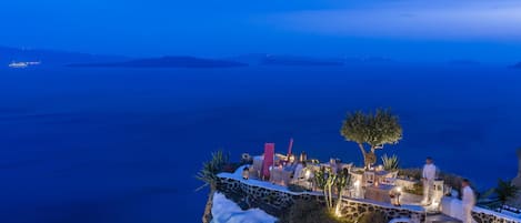 2 restaurantes, se sirven comidas, cenas y cocina mediterránea