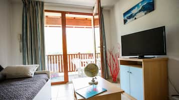 Apartemen, 1 kamar tidur, balkon | Ruang keluarga | TV layar datar