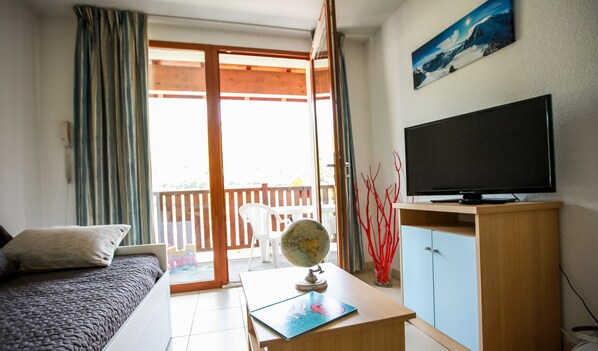 Apartment 1 bedroom and cabin, balcony (6 people) | Living room
