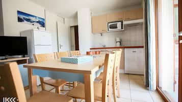 Apartemen, 1 kamar tidur, balkon | Dapur pribadi | Lemari es, microwave, kompor, dan peralatan masak/sendok-piring