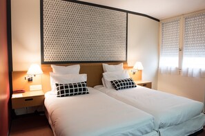 Twin Room | Individually decorated, desk, blackout drapes, free WiFi - Hotel de Jouvence (Dax)