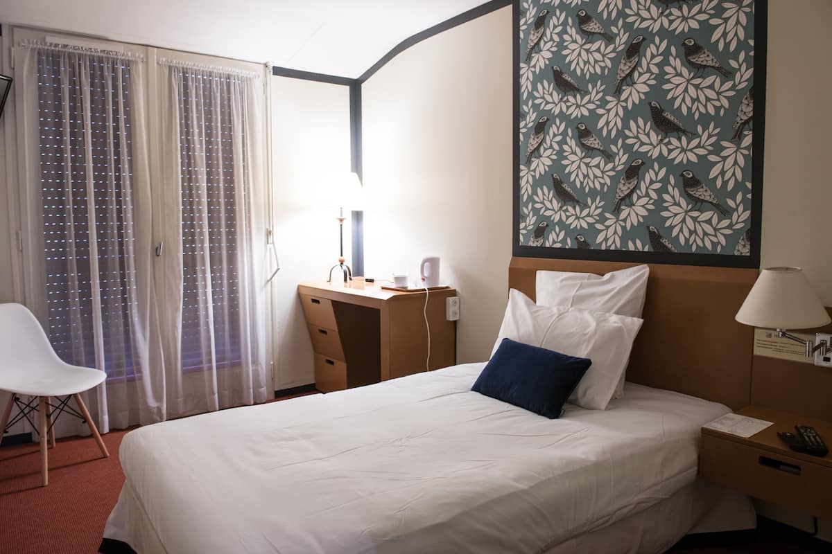 Décoration personnalisée, bureau, rideaux occultants, Wi-Fi gratuit