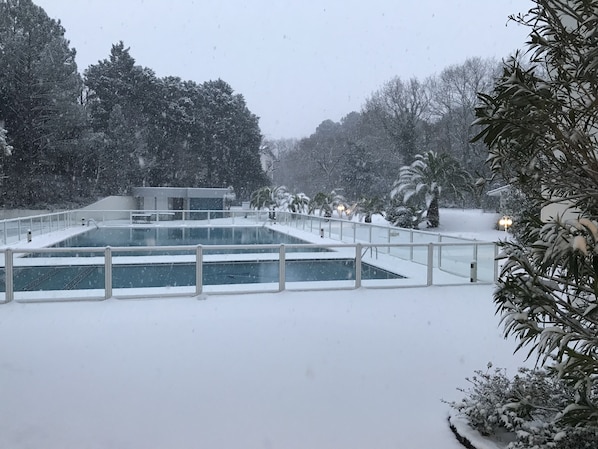 Vista frontal de la propiedad