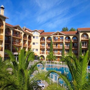 2 outdoor pools