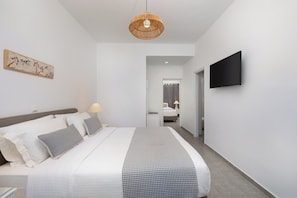 Minibar, in-room safe, desk, soundproofing - Akrotiri Hotel (Santorini)