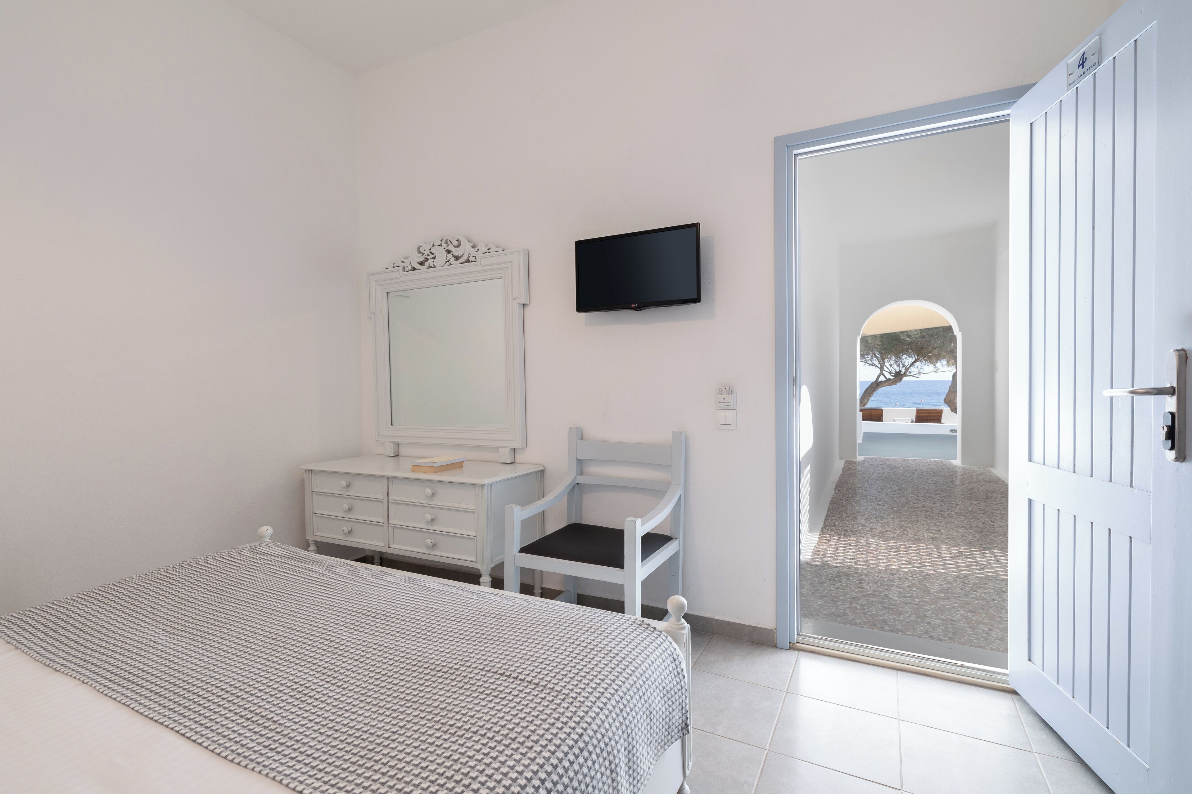 basic double or twin room | minibar, in-room safe, desk, soundproofing