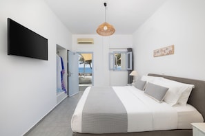 Family Quadruple Room | Minibar, in-room safe, desk, soundproofing - Akrotiri Hotel (Santorini)
