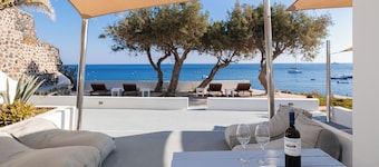 Akrotiri Hotel
