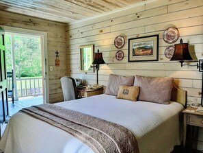 Queen Room Second Floor | Premium bedding, desk, iron/ironing board, free WiFi - Glen-Ella Springs Hotel & Restaurant (Clarkesville)