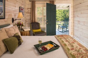 Habitación clásica | Ropa de cama de alta calidad y escritorio