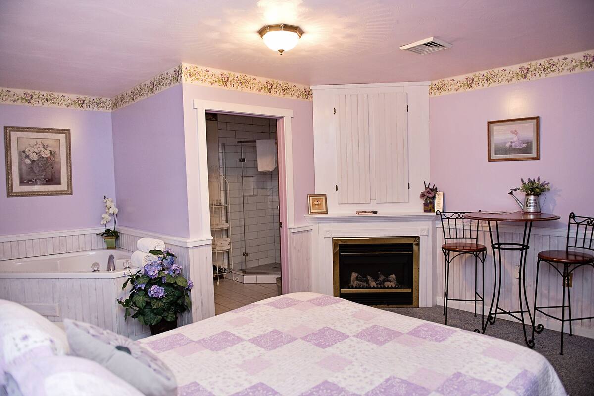 Room, Non Smoking, Private Bathroom (Sadi Maya) | Desk, iron/ironing board (on request), WiFi (free)