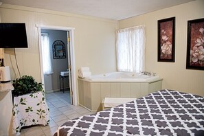 Room, Non Smoking, Private Bathroom (Carriage House) | Jetted tub - Berry Patch Bed and Breakfast (Lebanon)