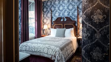 Petite Queen | Individually decorated, individually furnished, soundproofing