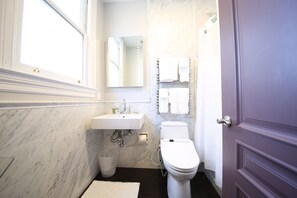 Suite estudio junior | Baño | Amenidades de baño ecológicas, secadora de cabello, bidet electrónico