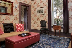 ジュニア スタジオスイート | リビング エリア | 42 インチの薄型テレビ (ケーブル放送視聴可)、テレビ、Netflix