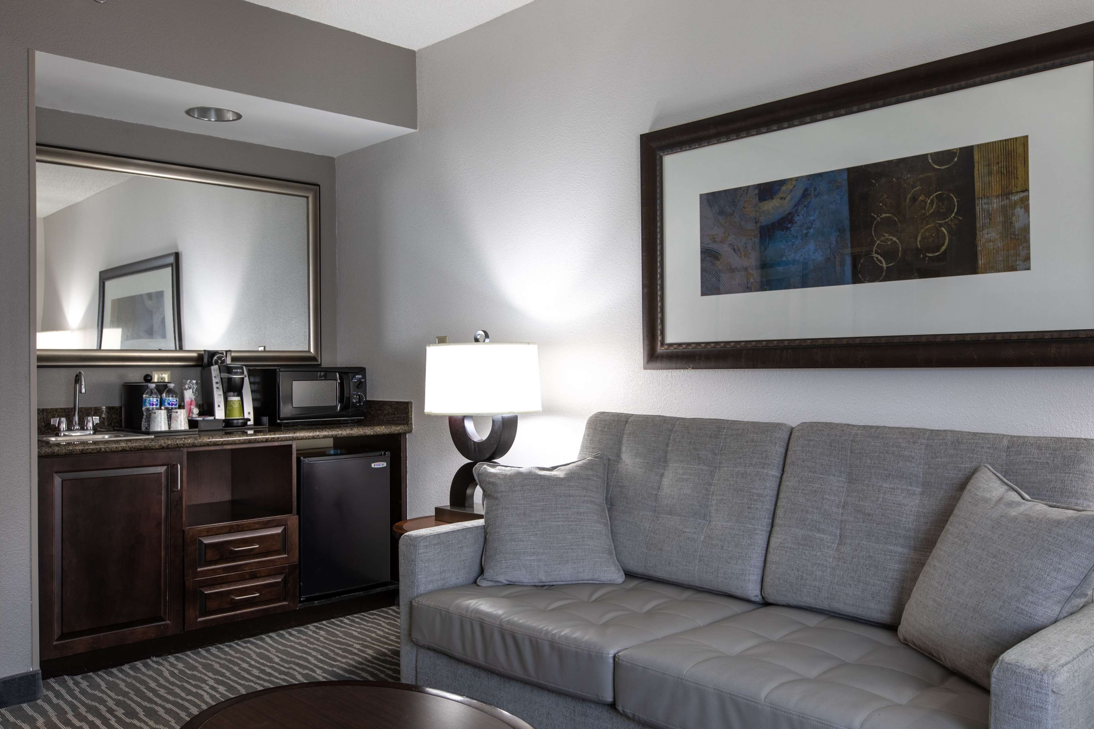 king, executive suite, 1 bedroom, jetted tub | living area | lcd tv