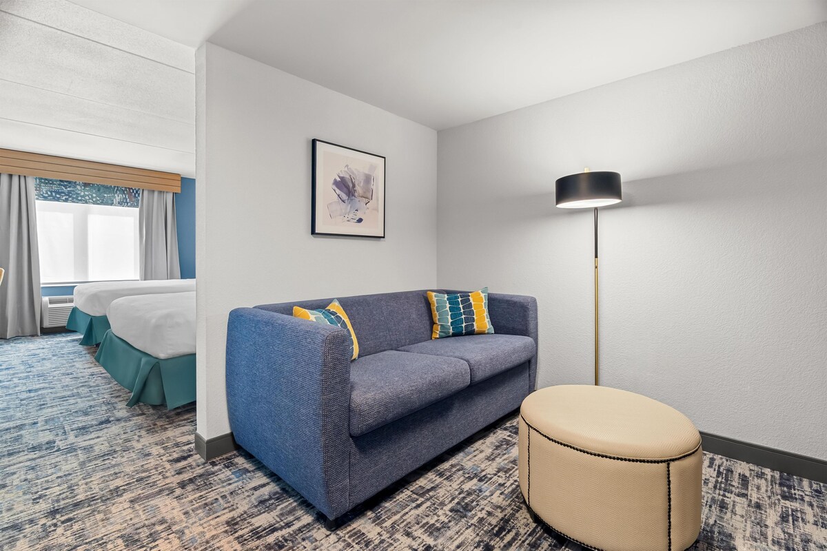 Suite, 2 Queen Beds, Accessible | Living area
