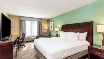 Ropa de cama hipoalergénica, escritorio y tabla de planchar con plancha