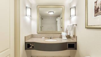 Gratis toiletartikelen, een haardroger, handdoeken, zeep