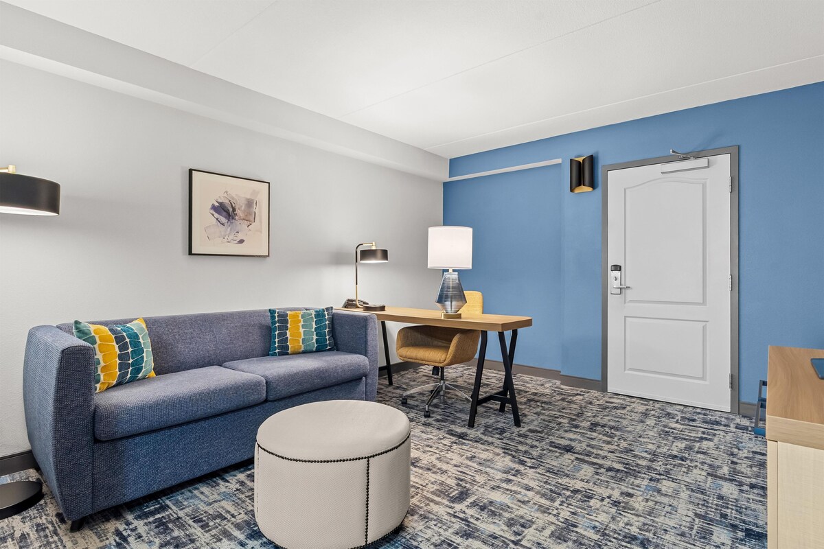 Suite, 2 Queen Beds | Living area