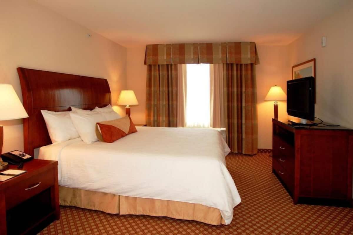 Hochwertige Bettwaren, individuell eingerichtet, Schreibtisch