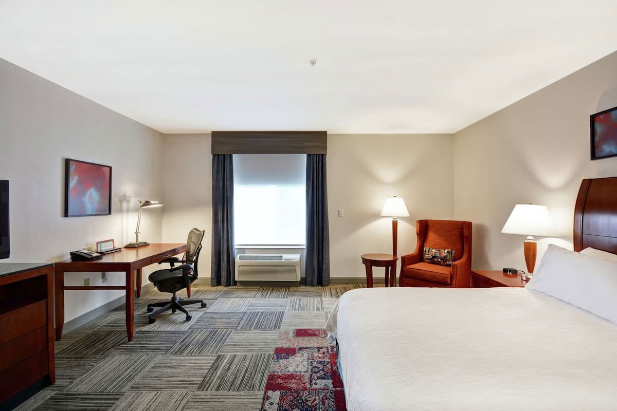 Hochwertige Bettwaren, individuell eingerichtet, Schreibtisch