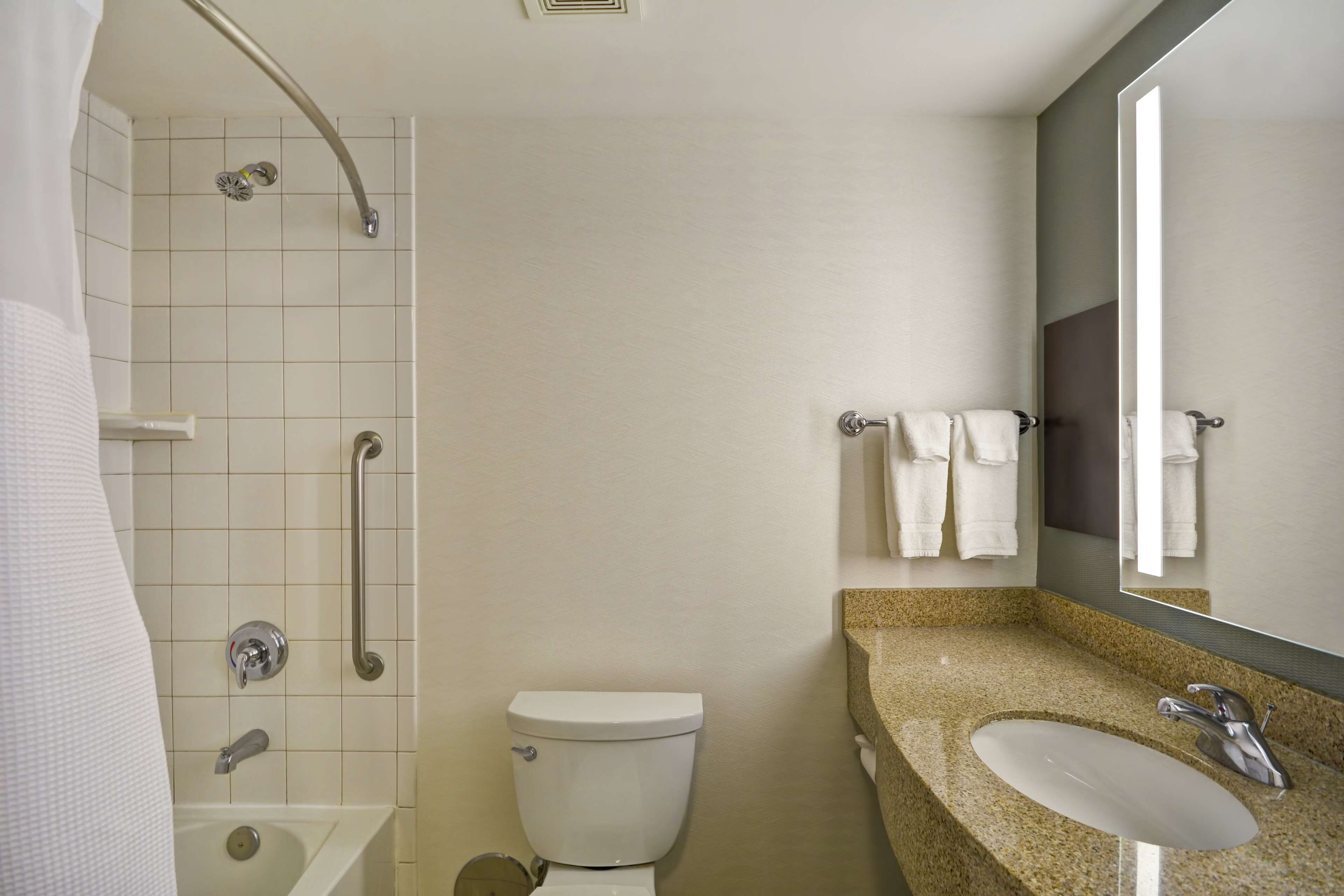 Un baño con bañera, inodoro y lavabo.
