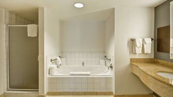 Combined shower/tub, free toiletries, hair dryer, towels