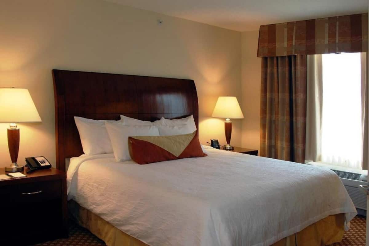 Hochwertige Bettwaren, individuell eingerichtet, Schreibtisch