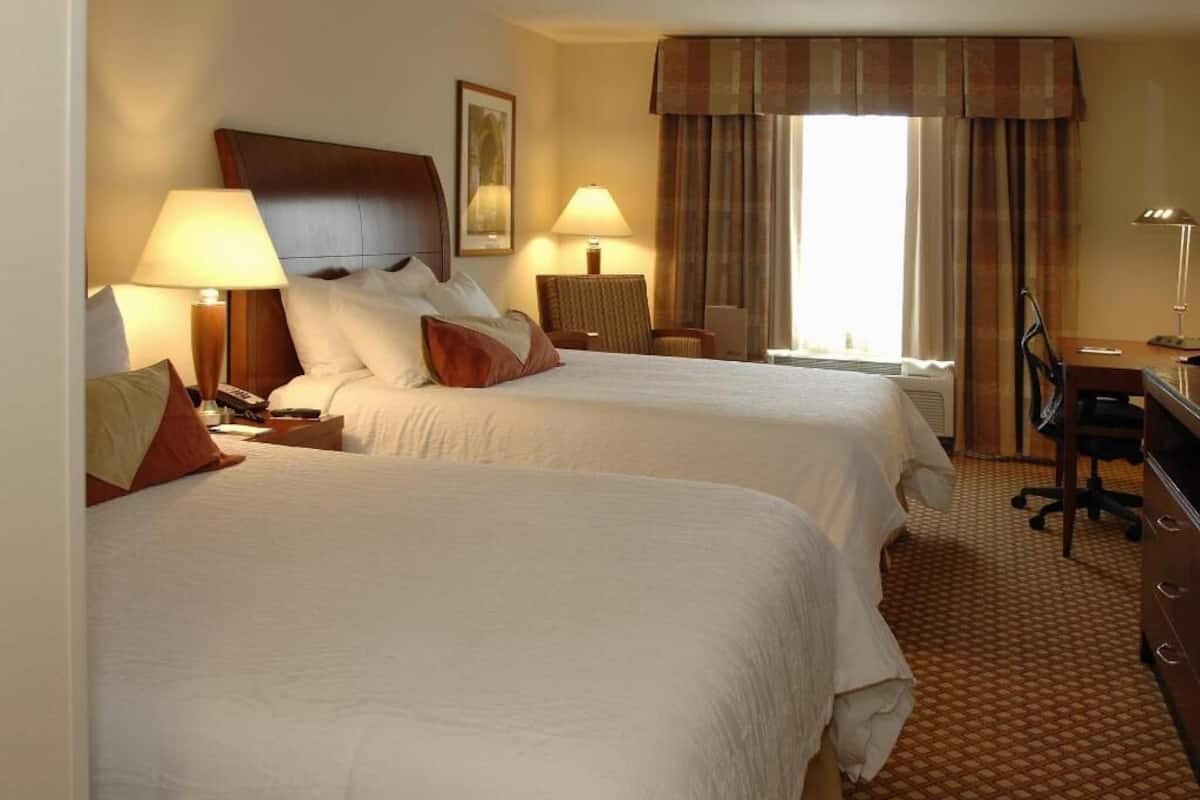 Hochwertige Bettwaren, individuell eingerichtet, Schreibtisch