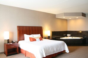 One King Suite with Whirlpool | Premium bedding, in-room safe, desk, iron/ironing board - Hilton Garden Inn Columbus/Edinburgh (Edinburgh)
