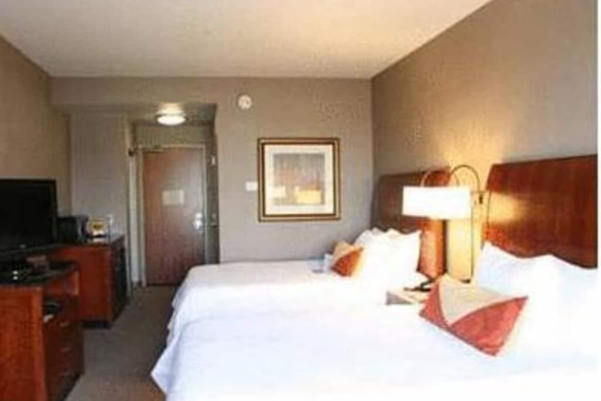 Premium bedding, in-room safe, desk, iron/ironing board