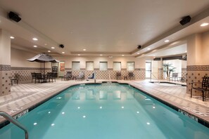 Indoor pool, pool loungers - Hilton Garden Inn Columbus/Edinburgh (Edinburgh)
