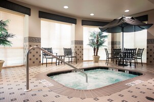 室内游泳池，日光浴躺椅