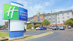 A Holiday Inn Express & Suites hotel with a parking lot and several cars parked in front. - Holiday Inn Express & Suites Millington by IHG (Millington)