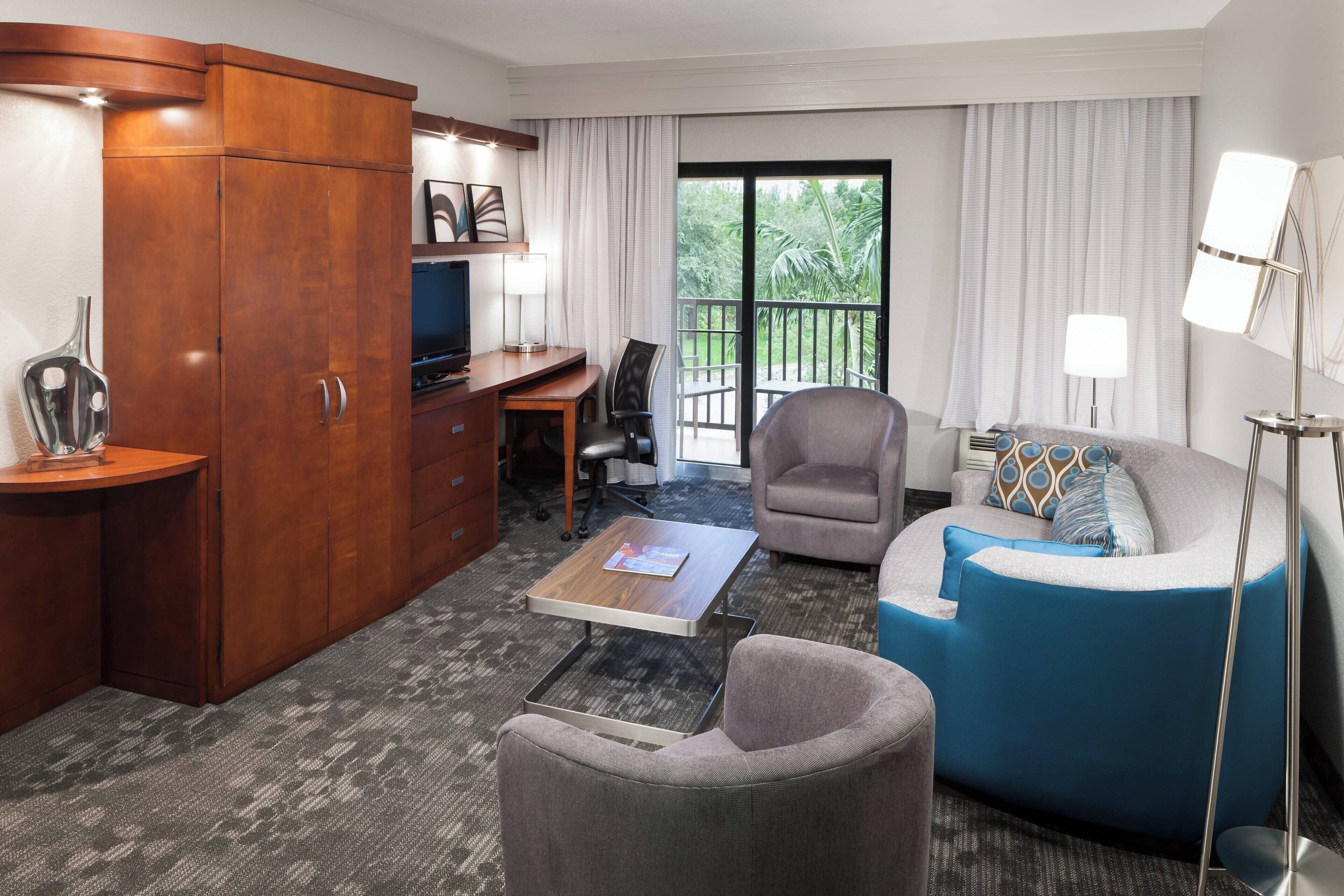 套房, 1 间卧室, 庭院景观 (Hearing Accessible) | 起居区 | 32-英寸智能电视（配备数码频道）、电视、Netflix