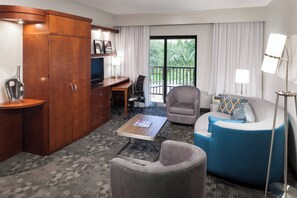 Suite, 1 soverom, bakgårdsutsikt (Hearing Accessible) | Oppholdsområde | En 32-tommers smart-TV med digitale kanaler samt TV og Netflix