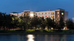 Ein Hotel mit modernem Design, mit mehreren Etagen und einer auffälligen Beschilderung.