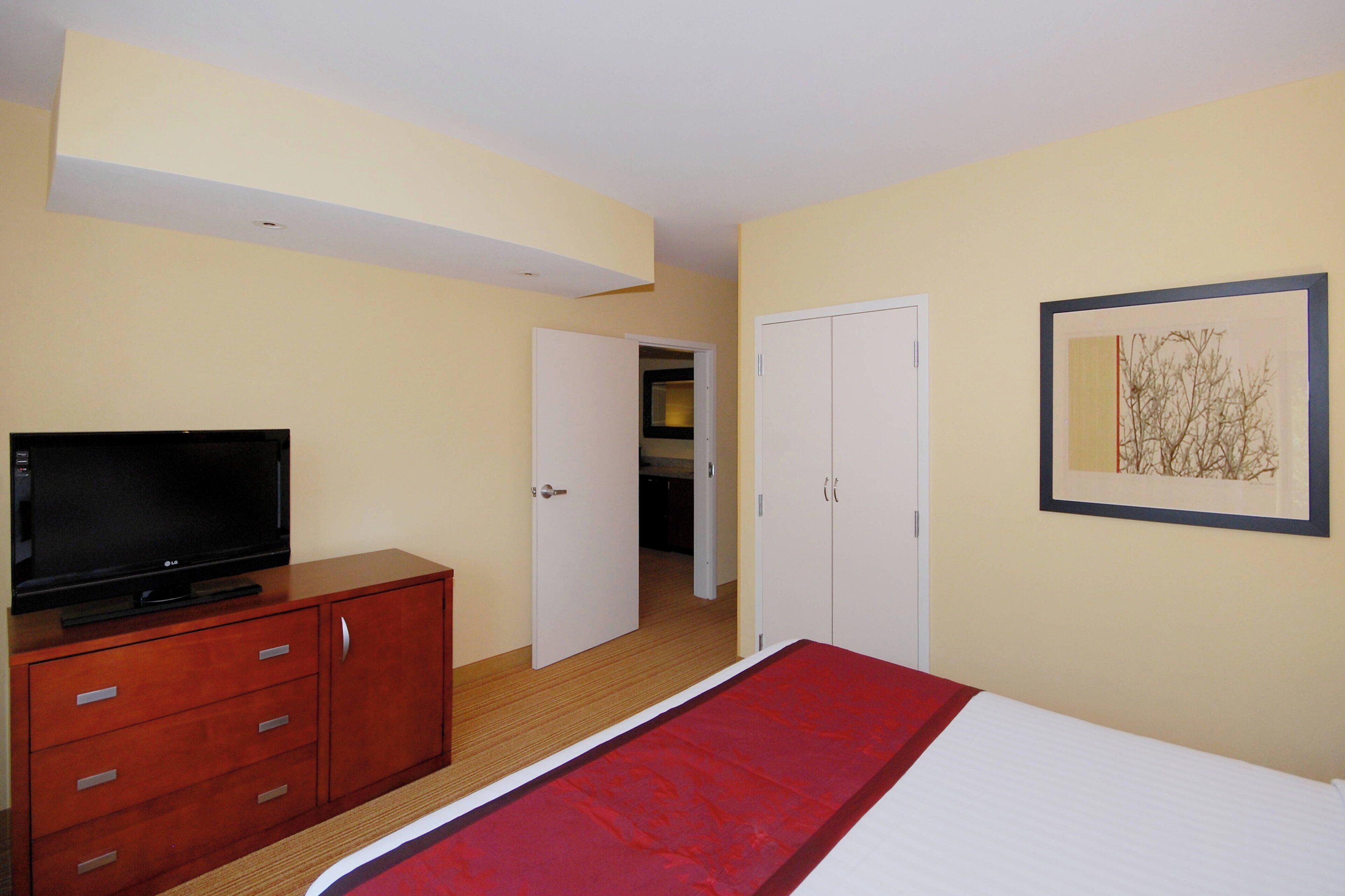 premium bedding, in-room safe, desk, laptop workspace