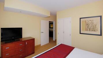 Premium bedding, in-room safe, desk, laptop workspace