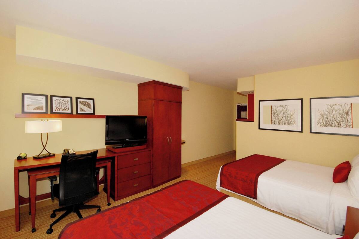 Premium bedding, in-room safe, desk, laptop workspace