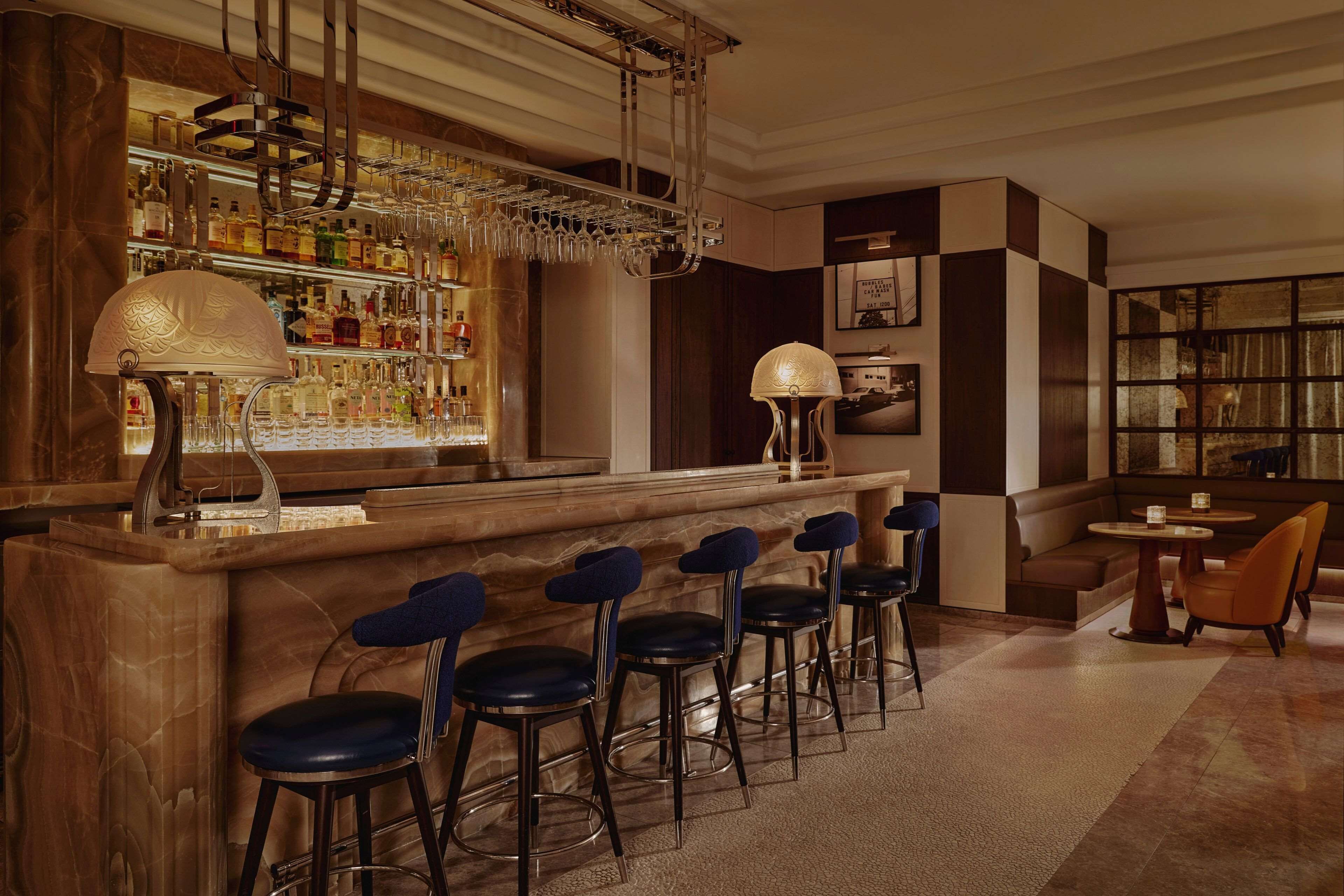 2 bars/lounges, lobby lounge, cocktail bar