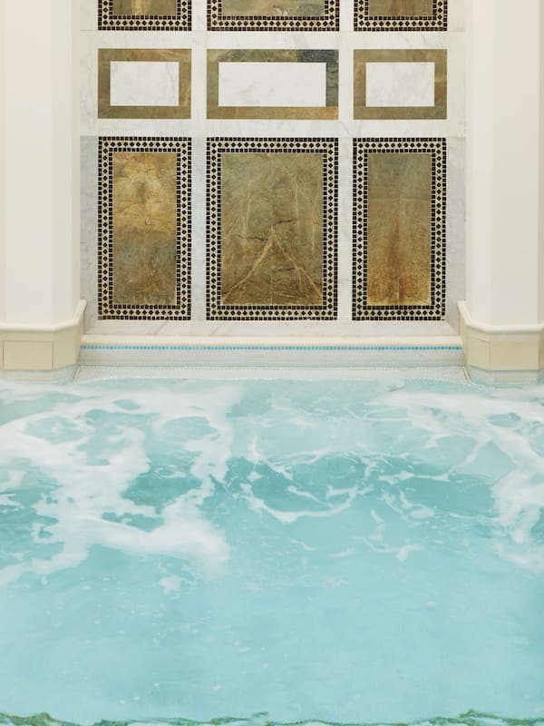 Couples treatment rooms, sauna, hot tub, steam room, body treatments