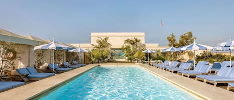 Una piscina al aire libre, cabañas de piscina (de pago), sombrillas