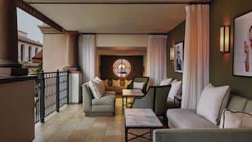 2 bars/lounges, lobby lounge, cocktail bar