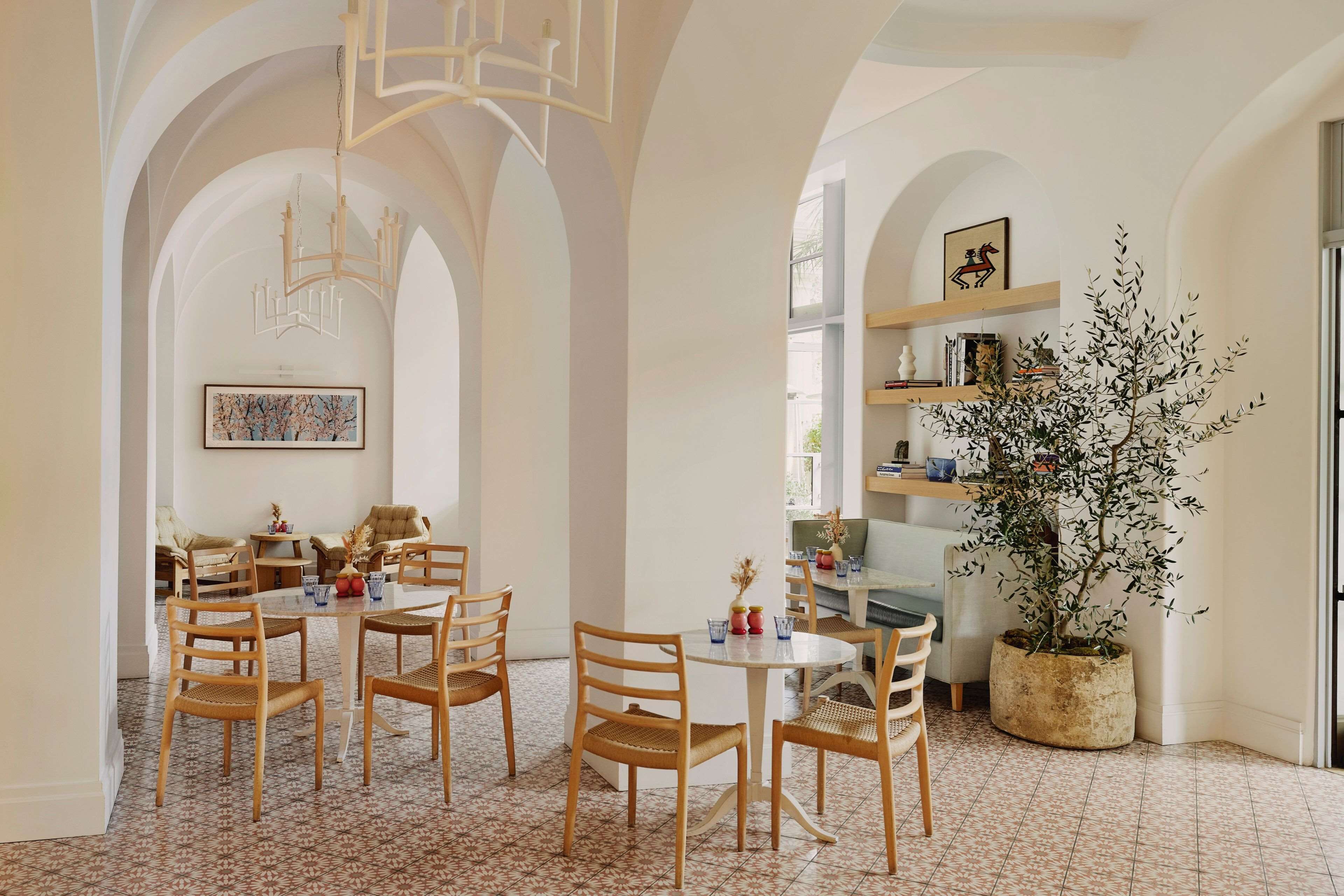 2 restaurants, breakfast, lunch, dinner served; californian cuisine