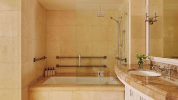 Une salle de bain avec une baignoire, un lavabo et une douche.