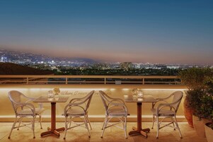 2 restaurants, breakfast, lunch, dinner served; Californian cuisine