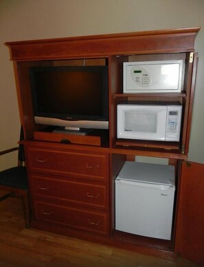 Standard Room, 2 Double Beds, Non Smoking | In-room safe, desk, iron/ironing board, free cribs/infant beds